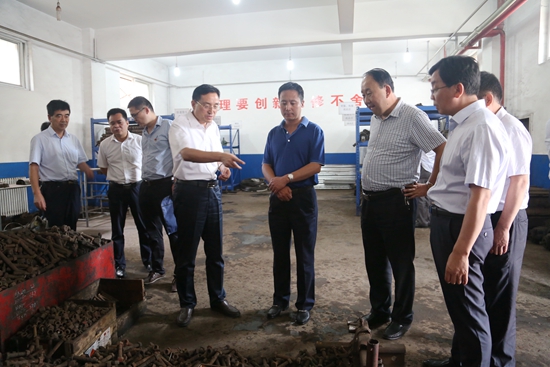 8月10日,铜川矿业玉华煤矿矿长岳东一行25人到大佛寺矿参观交流