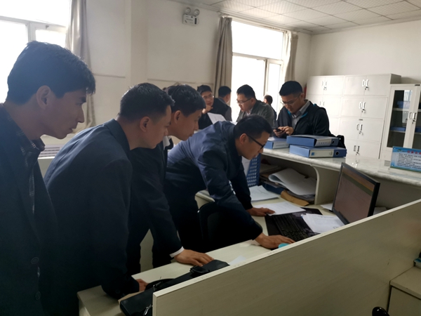 圖為彬長礦業(yè)人員在礦內(nèi)部市場(chǎng)化結(jié)算中心進(jìn)行交流.jpg