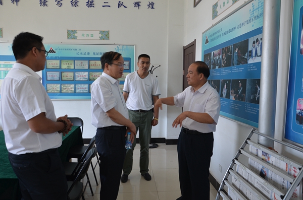 该矿党委书记李满学以及有关负责人带领我们来到区队办公楼,详细参观