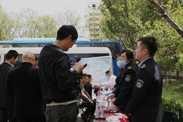 长武县卫生健康执法大队在彬长胡孟矿区普及职业病预防知识_副本.jpg
