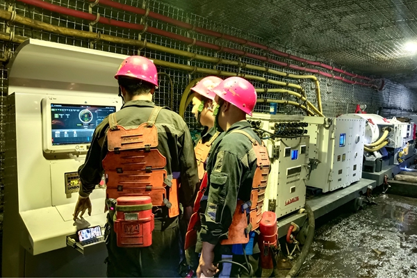9——国内单台最大排量高压泵在矿区投用_副本.jpg