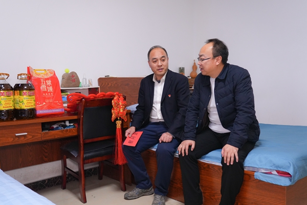分公司党总支书记温海旺慰问困难党员_副本.jpg