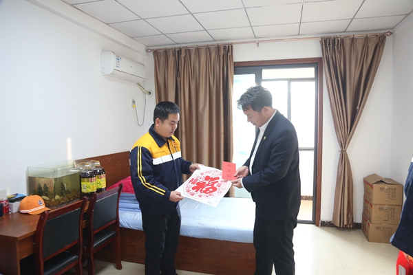 分公司总经理周宏利慰问困难职工_副本.jpg