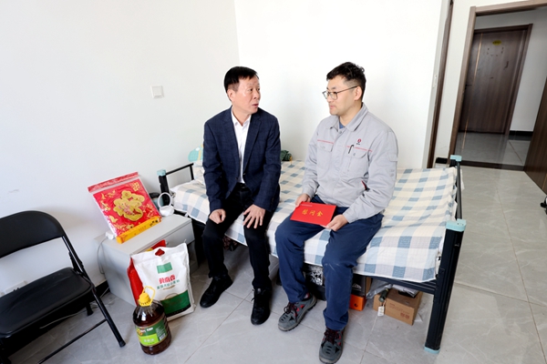 胡书记慰问_副本.jpg
