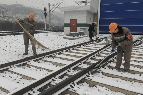 镜头四：青安岗员清理机库门前积雪_副本.jpg
