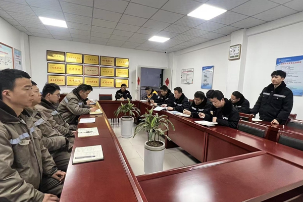 班前会讲安全故事_副本.jpg