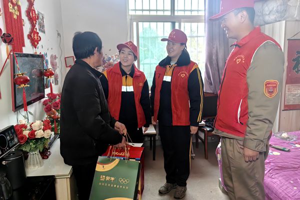与老人亲切交谈_副本.jpg