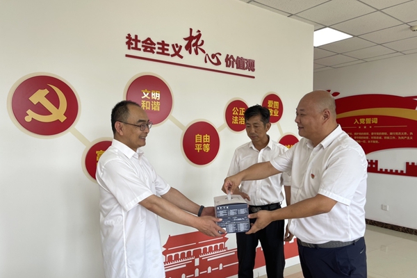 慰问党员_副本.jpg