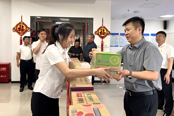 夏送清凉慰问 3_副本.jpg