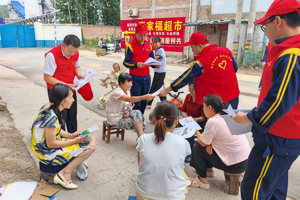 为村民讲解铁路安全法律法规_副本.jpg