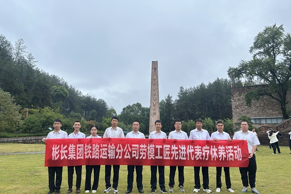 参观革命根据地_副本.jpg