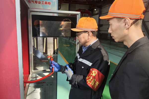 党员带头查隐患_副本.jpg
