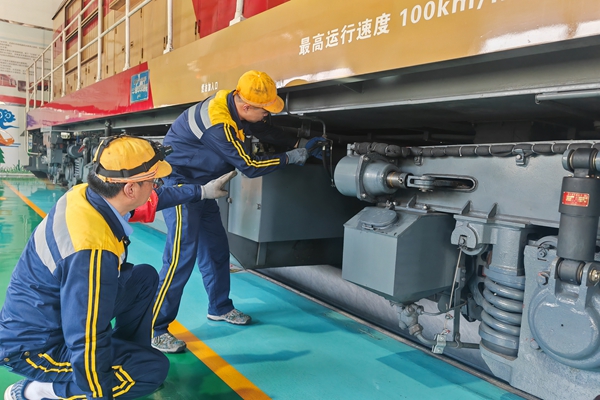 1761635390137879.jpg 机车检查_副本.jpg